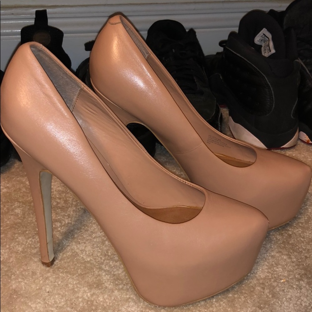 Steve Madden Platform Nude Pumps.